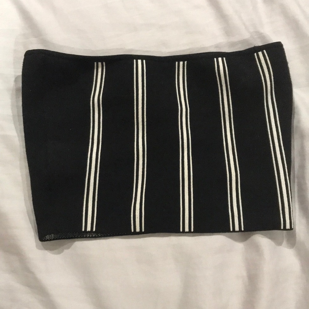 Aritzia black and white crop top